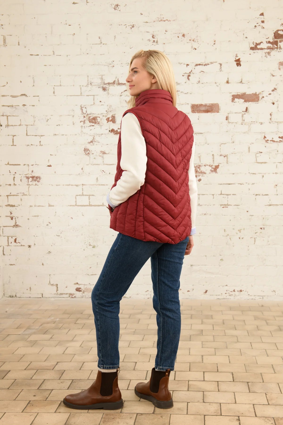 Lighthouse Laurel Gilet in Maroon