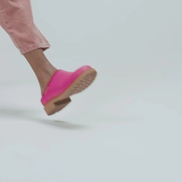Merry People Billie Clog in Fuchsia Pink