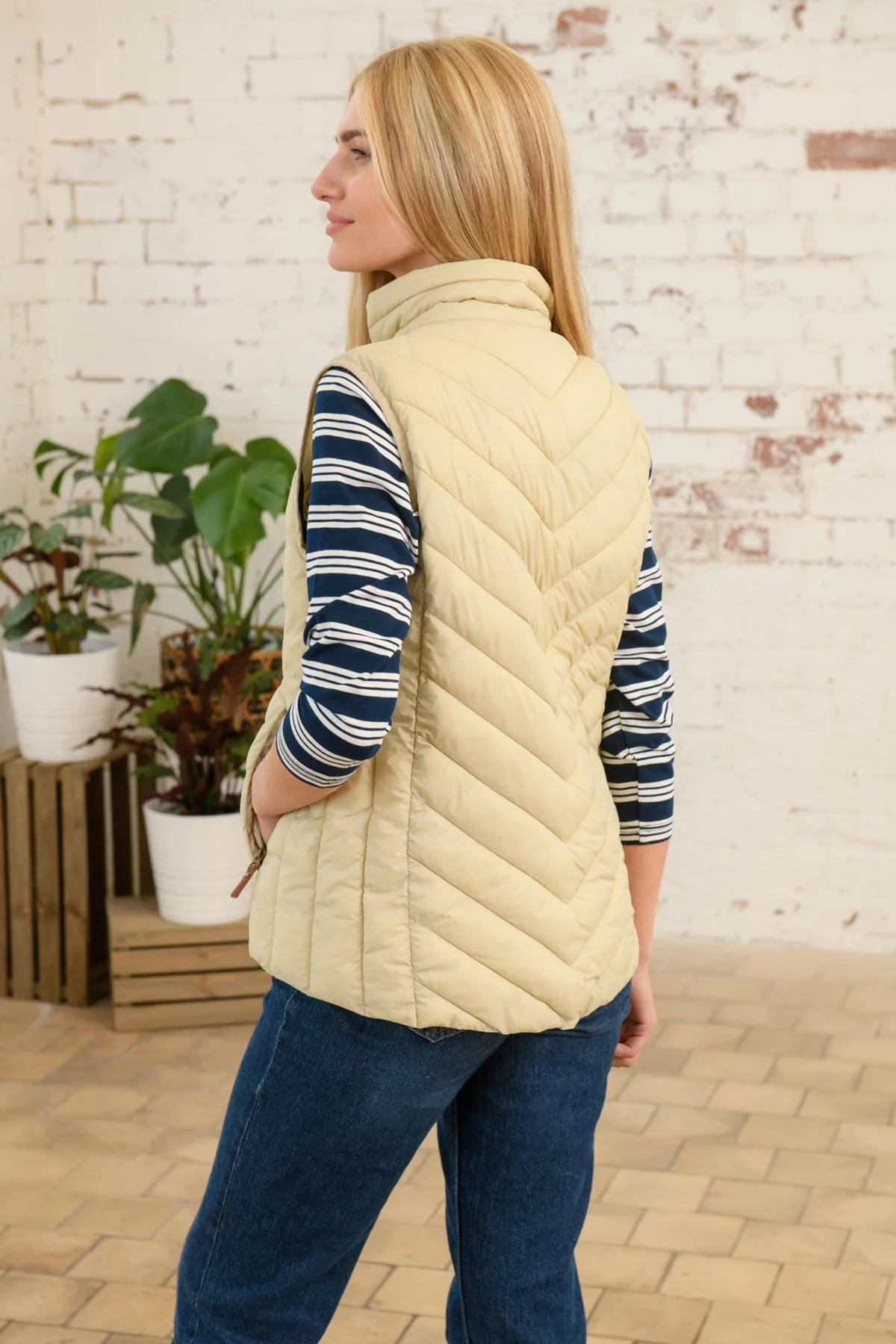 Lighthouse Laurel Gilet in Almond